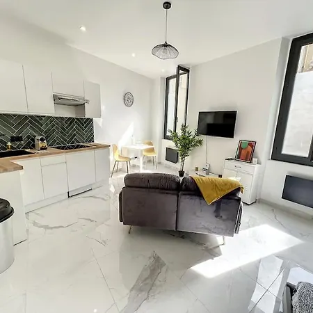 Marseille, Vieux-port , Noailles, Grand Apartment *